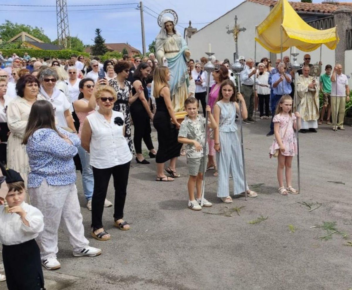 Porceyo pone el broche final a sus fiestas con baile y procesión
