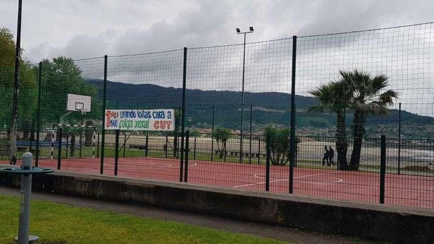 La cancha de baloncesto cuenta también con porterías para jugar al fútbol sala. // S.A.