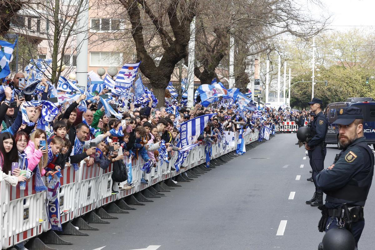 Así recibió el deportivismo al equipo antes del partido ante el Málaga