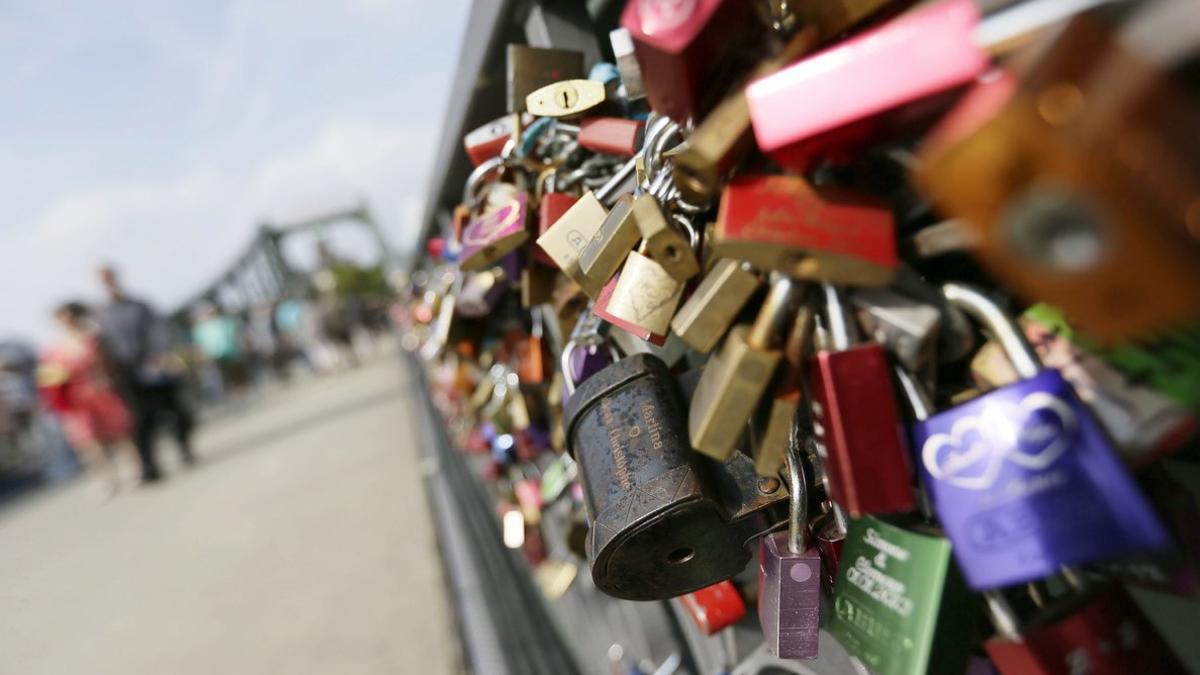 Se atribuye a Moccia la costumbre de que los enamorados dejen candados en los puentes.