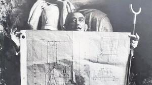 Dalí con el plano de Carles Buigas de la enorme fuente que quería construir en su museo y que finalmente no se llevó a término.