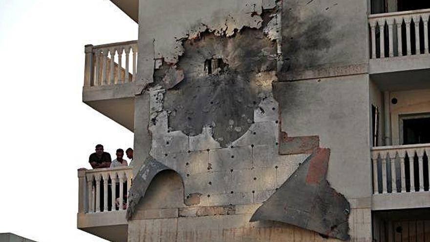 Edifici danyat per l&#039;impacte d&#039;un projectil llançat per les milícies kurdes contra Turquia.