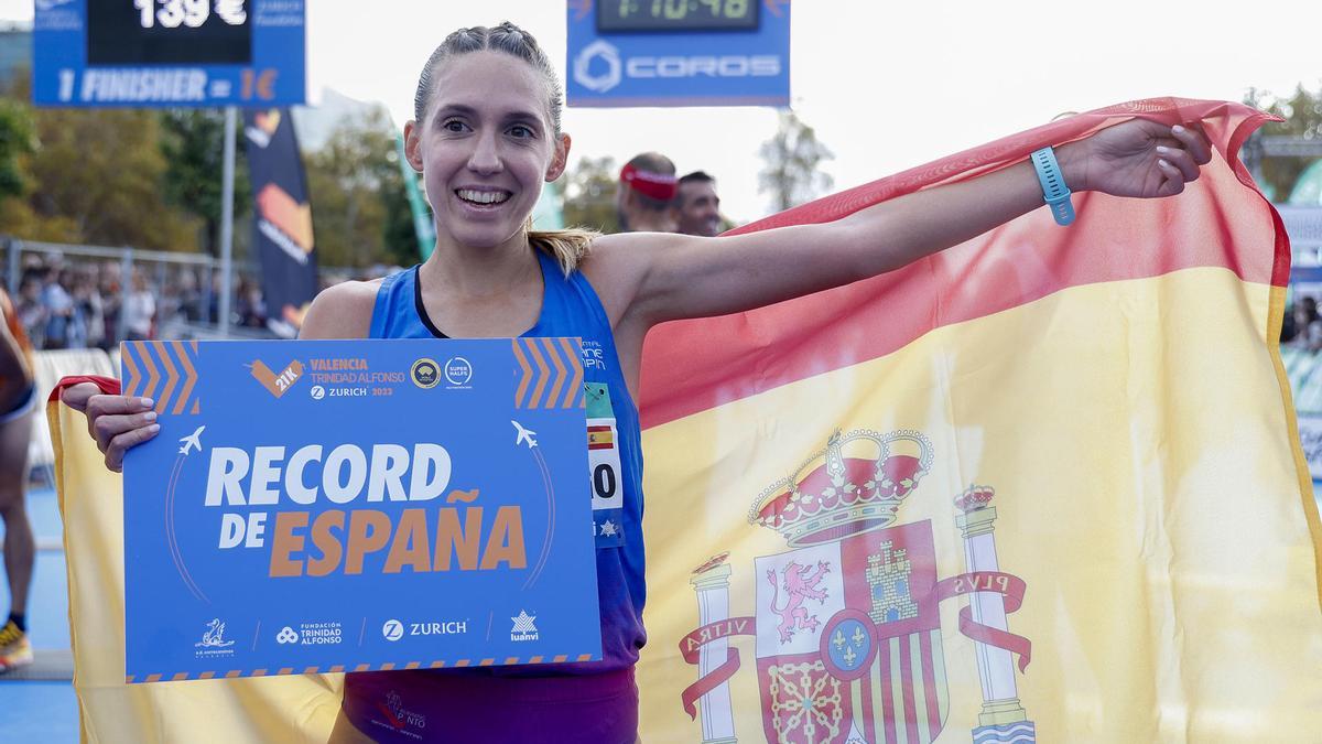 La atleta extremeña Laura Luengo ha batido el récord de España de la distancia en la Media Maratón de Valencia.