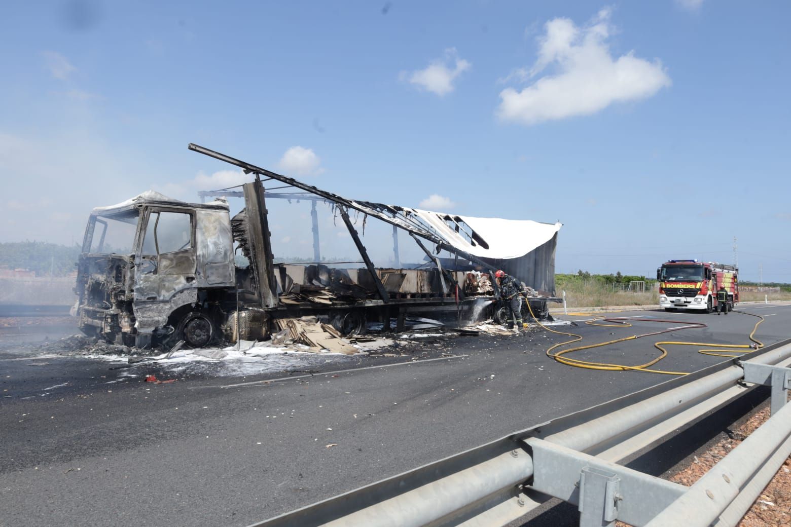 Accidente en la AP-7: Dos camiones chocan a la altura de La Vilavella