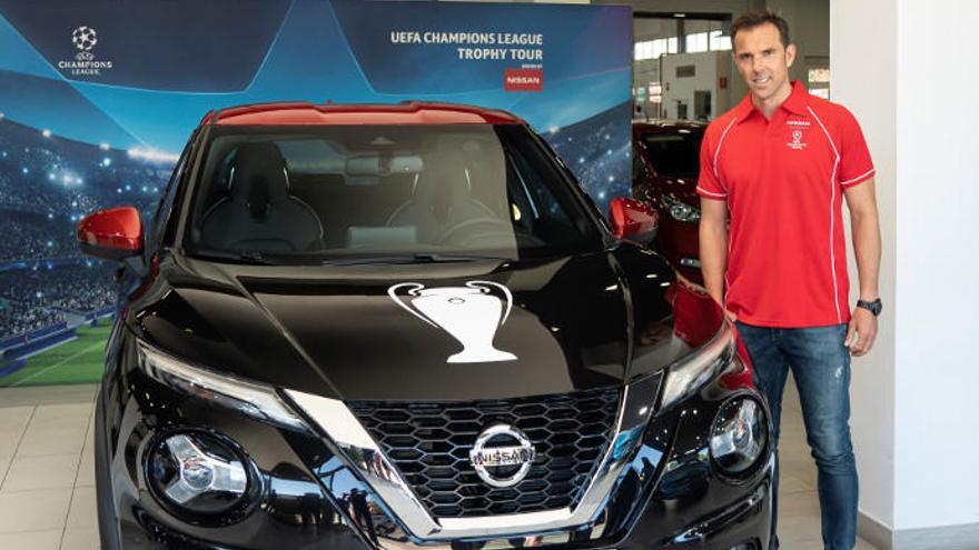 Carlos Marchena junto al nuevo Nissan Juke.