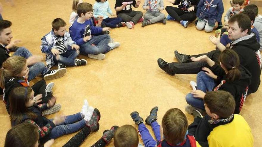 Uno de los juegos que realizaron ayer los scouts con los niños.