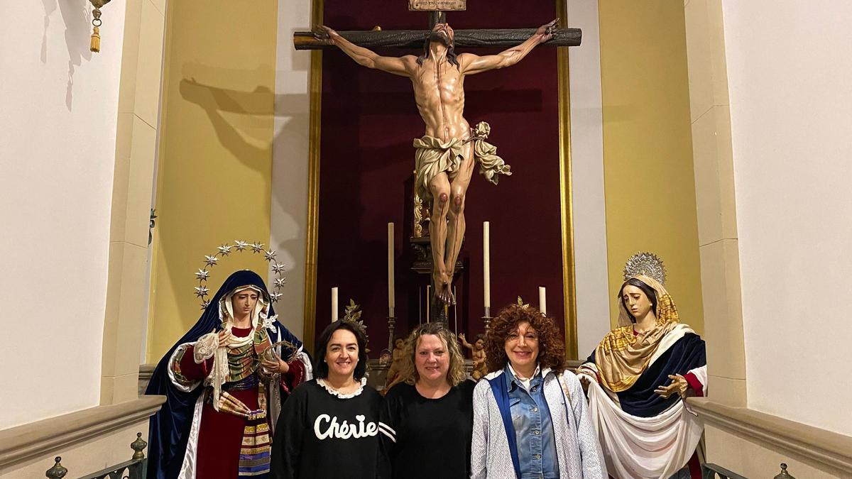 De izquierda a derecha, Antonia Godoy, Isabel 'Beli' Hurtan y María Soriano, pioneras del costal en la historia de Andalucía, en la iglesia de la Virgen de la Asunción en Jódar (Jaén)