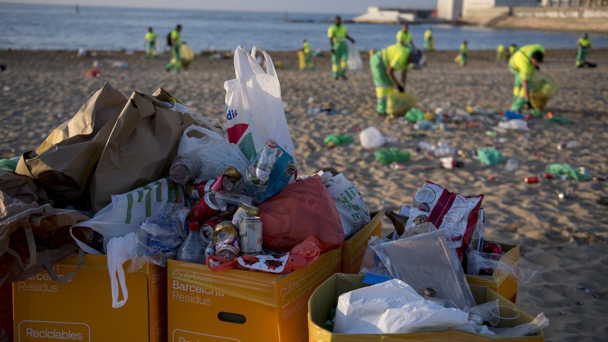 Desalojo y  limpieza de la playa de Nova Icaria tras la verbena de Sant Joan