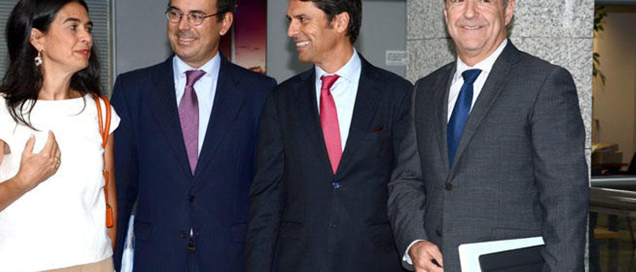 La delegada del Gobierno, María del Carmen Hernández, con Miguel Temboury, Enrique Hernández Bento y Pedro Ortega, ayer, en la capital grancanaria.