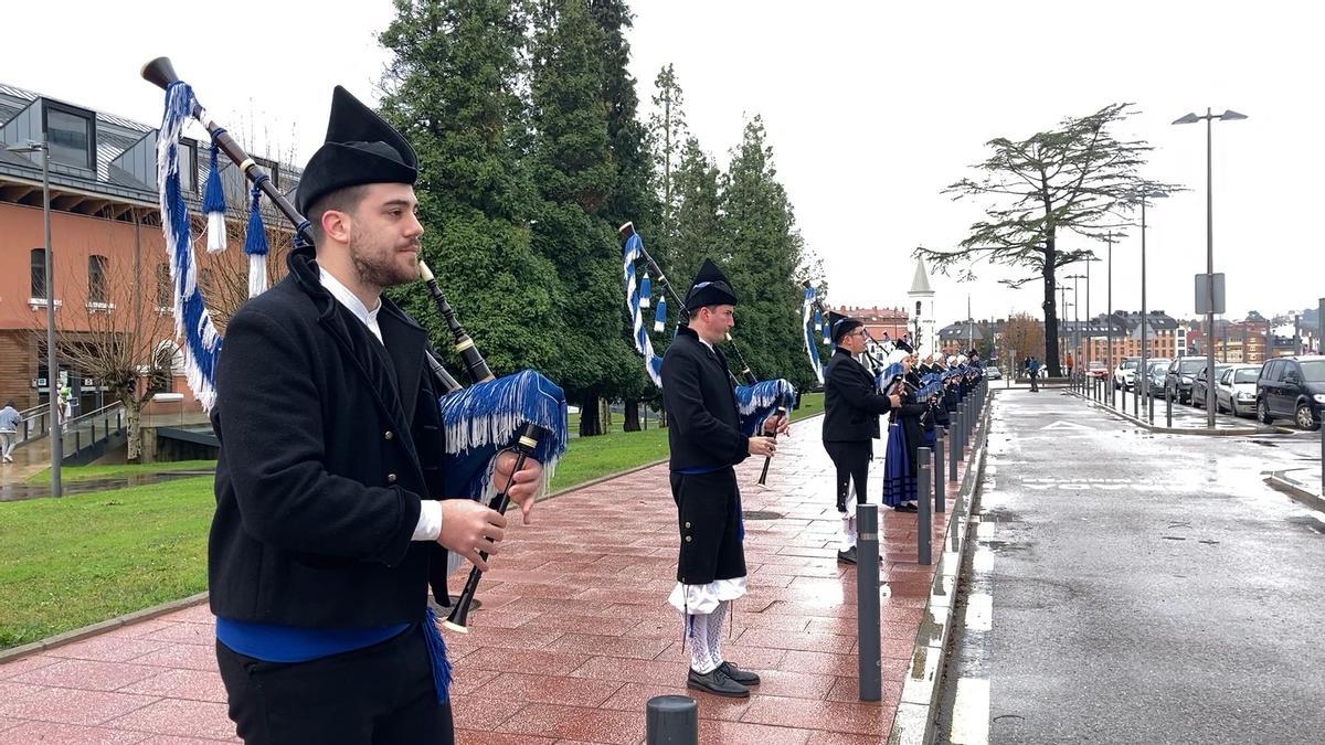 La Banda de Gaitas "Ciudad de Oviedo" toca delante del HUCA para animar a los pacientes