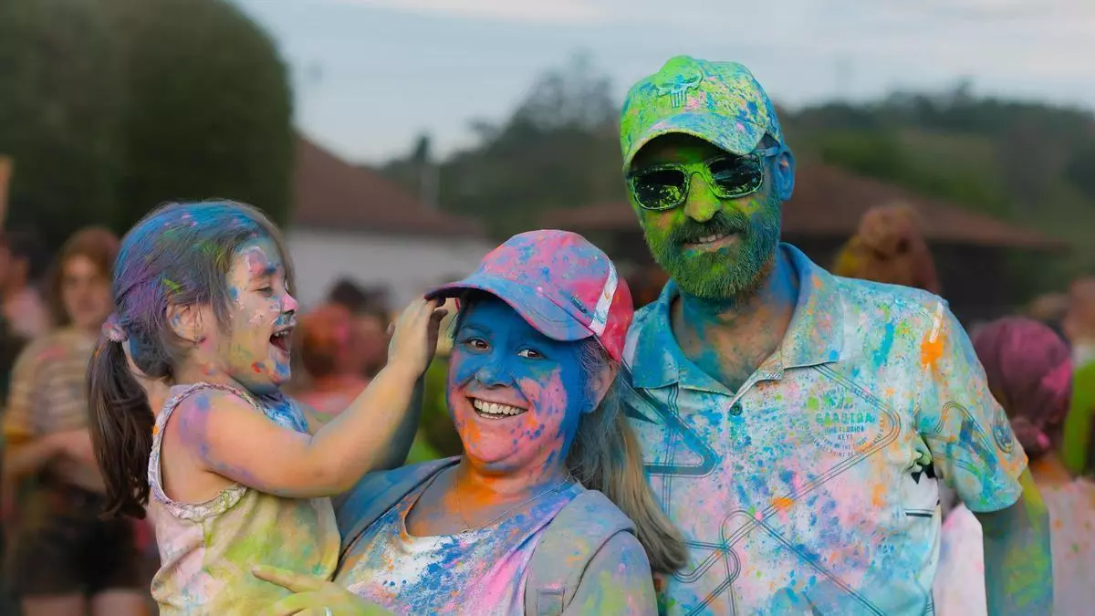 Explosión de color y alegría en la “Holly Party” de Llanera: todas las imágenes de la gran fiesta en familia de Lugo