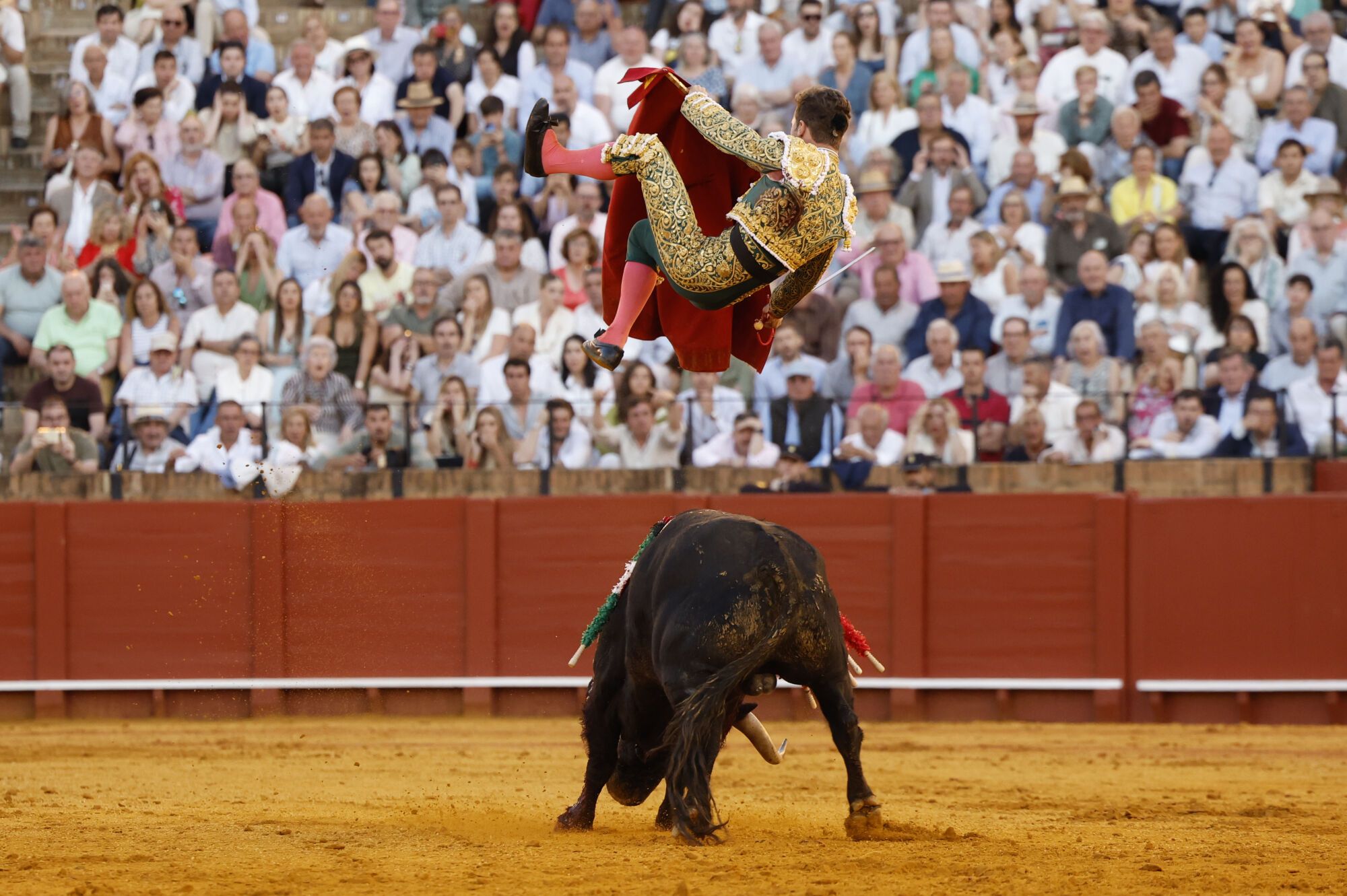 SEVILLA , 27/04/2025.- El diestro Juan Pedro García "Calerito" tras ser volteado por el segundo de sus astados durante la corrida de la Feria de Abril celebrada este domingo en la plaza de toros de la Maestranza, en Sevilla. EFE/ Julio Muñoz