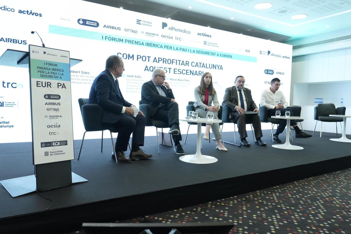 Albert Sáez, director de EL PERIÓDICO; Jordi Valls, cuarto teniente de Alcaldía del área de economía, hacienda y promoción económica del Ajuntament de Barcelona; Roser Roca Toha, managing director y CEO de Airbus GeoTech; Adam Casals, experto en geoestrategia y asesor de relaciones industriales, y Miguel Vicente, presidente de TechBarcelona y Antai Ventures.