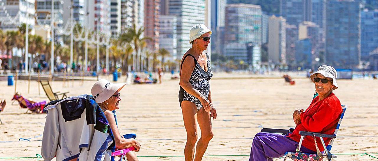 Arriba, un grupo de mujeres en la playa. Abajo, el secretario de Turismo con Hosbec.