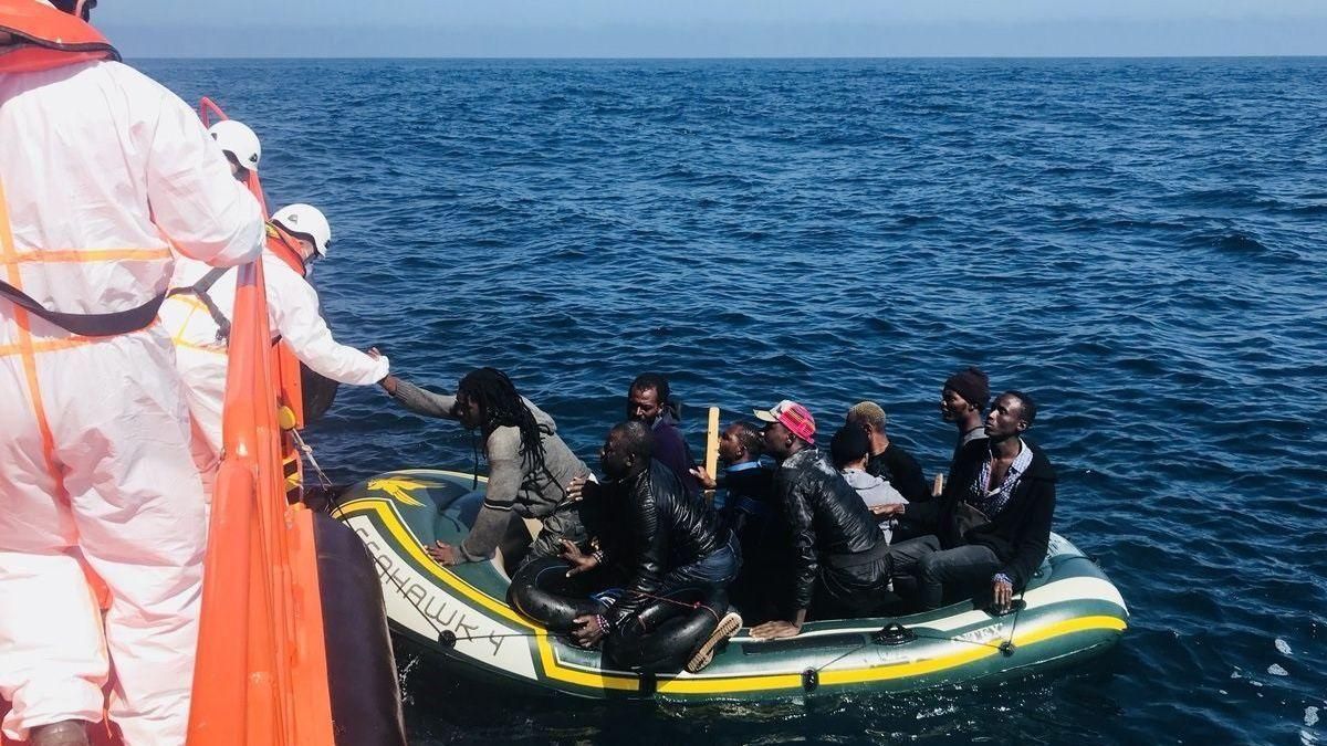 Salvament porta a Motril 12 migrants rescatats a Alborán Salvament porta a Motril 12 migrants rescatats a Alborán