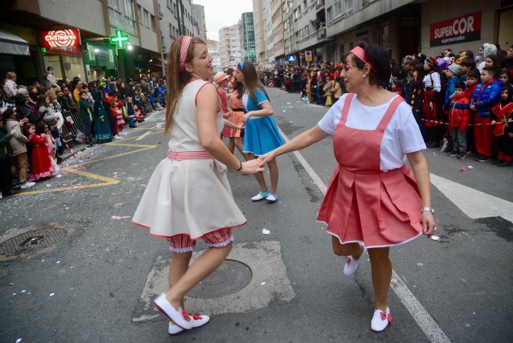 El desfile de comparsas llena las calles de la ciudad de disfraces, colores y buen humor.