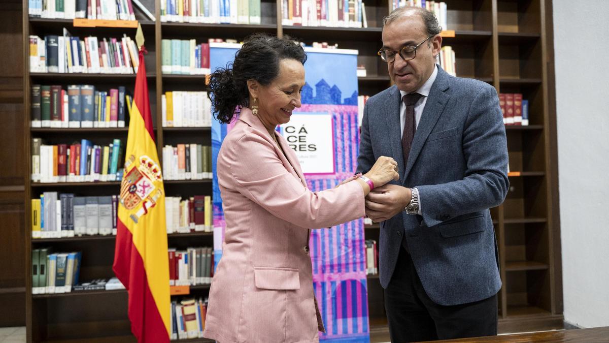 El alcalde y la presidenta del TSJEx durante la firma de la adhesión del tribunal a Cáceres 2031.