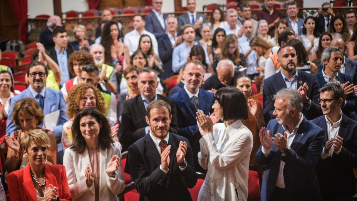 El presidente canario, Ángel Víctor Torres, rodeado por los ministros Diana Morant y Félix Bolaños, aplaude junto al resto de autoridades a los científicos. | | ANDRÉS GUTIÉRREZ