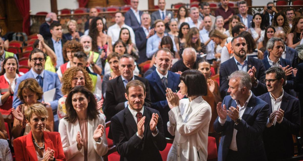 El presidente canario, Ángel Víctor Torres, rodeado por los ministros Diana Morant y Félix Bolaños, aplaude junto al resto de autoridades a los científicos. | | ANDRÉS GUTIÉRREZ