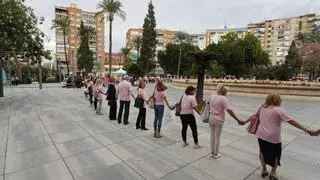 Cadena humana en Murcia contra el cáncer de mama: "Esta enfermedad aboca a las mujeres a la pobreza"