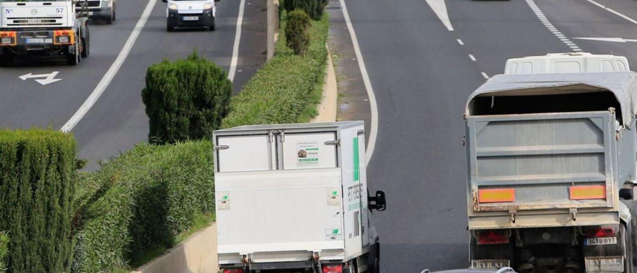 Camiones de transporte circulan por el segundo cinturón de Eivissa