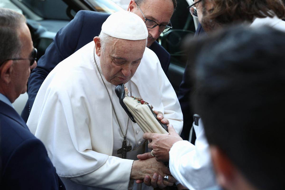 El Papa sale del hospital tras ser operado de una hernia abdominal