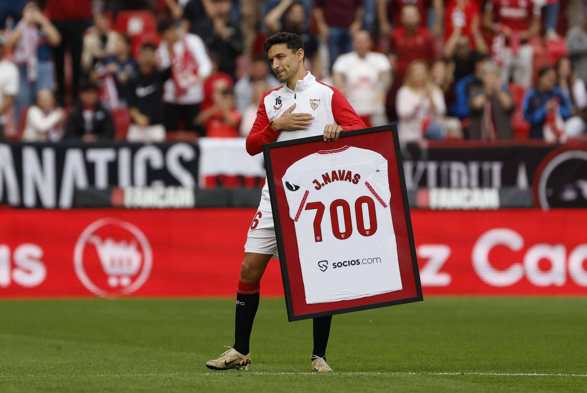 SEVILLA, 24/11/2024.-El defensa del Sevilla Jesús Navas durante el homenaje que ha recibido por sus 700 partidos con el club antes del partido de la jornada 14 de LaLiga, este domingo en el estadio Sánchez-Pizjuán en Sevilla.-EFE/ Julio Munoz