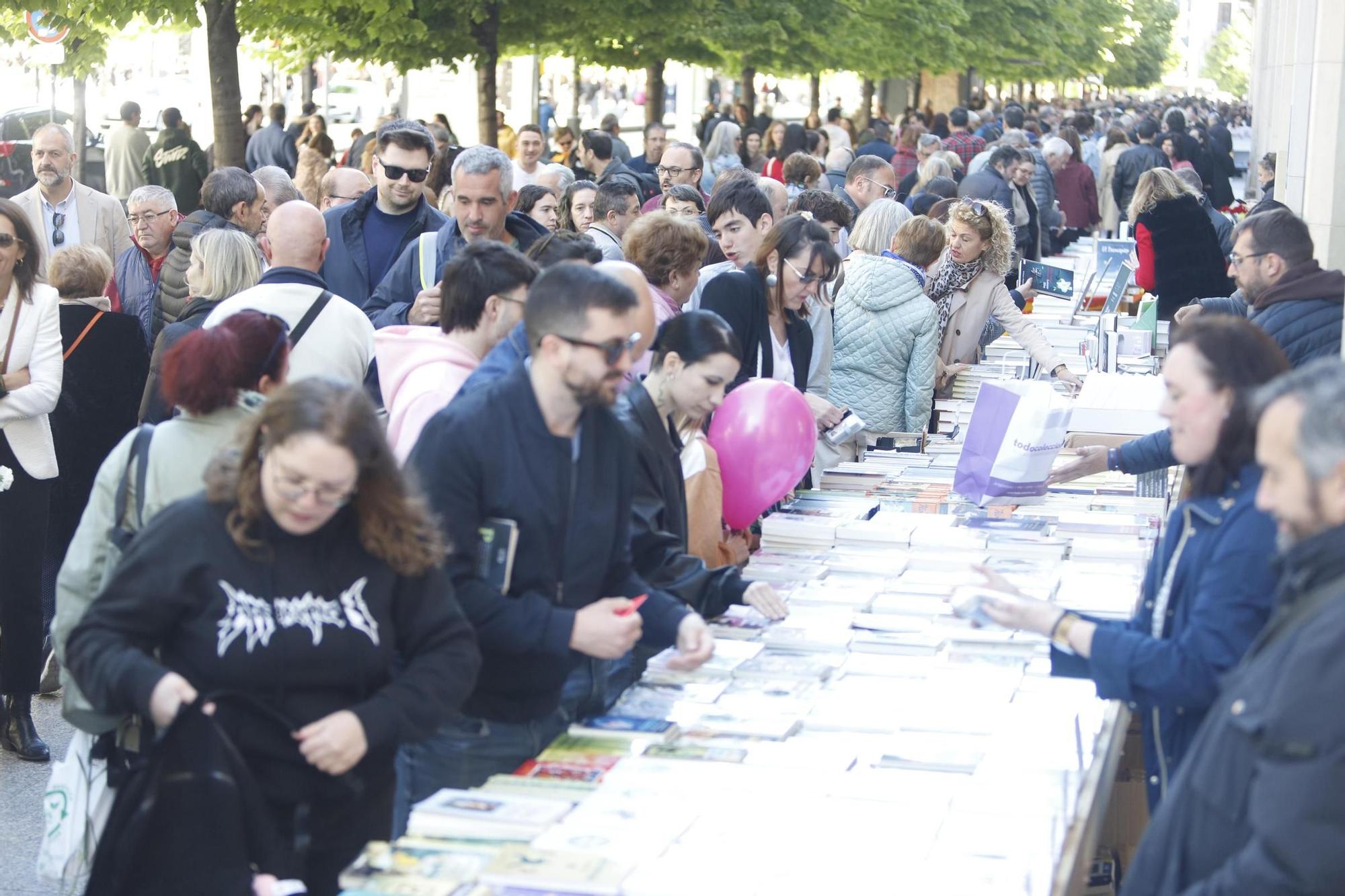 En imágenes | Multitudinario Día del Libro en el centro de Zaragoza
