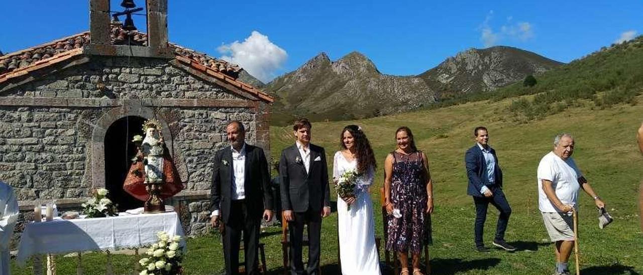 Los novios y acompañantes, ante la ermita.