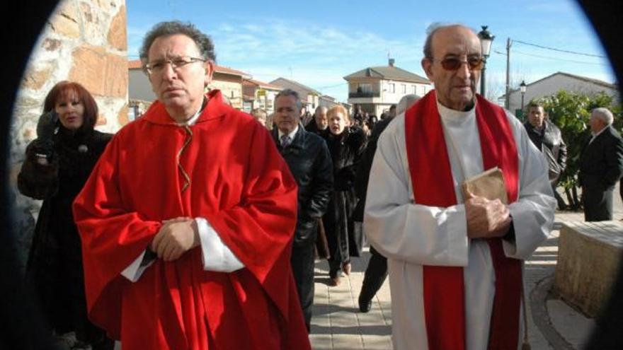 El párroco Diego Miñambres Temprano, a la derecha, durante la procesión el día de San Esteban en Pozuelo.