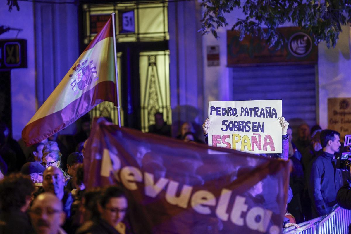 Nueva manifestación contra la amnistía en la sede del PSOE