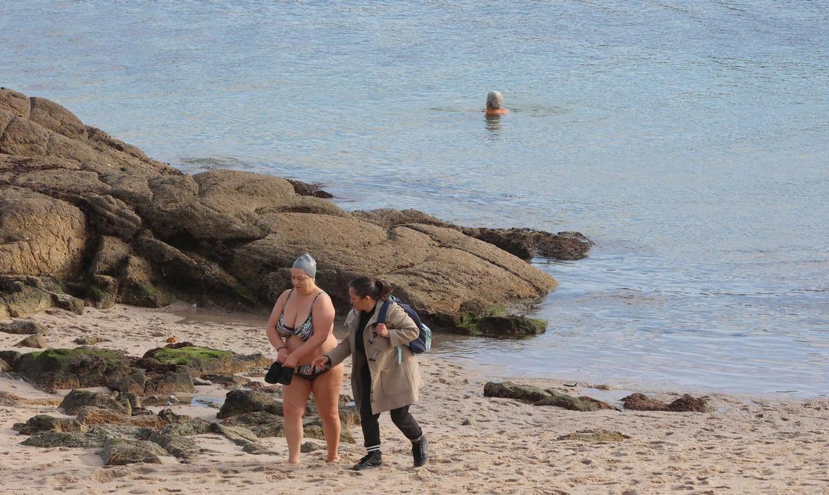 2025 arranca en A Coruña con los primeros baños en la playa de Riazor 2025 arranca en A Coruña con los primeros baños en la playa de Riazor