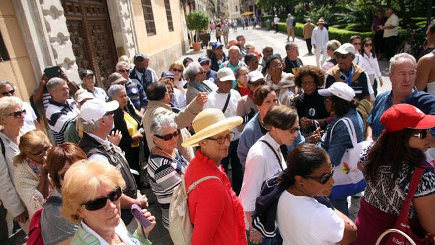 Los grandes grupos de turistas, las terrazas y las playas son los escenarios preferidos de los cacos.