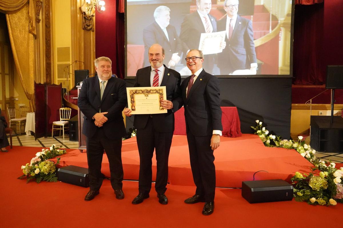 El Real Círculo de la Amistad entrega sus medallas e insignias de oro en el Día del Socio