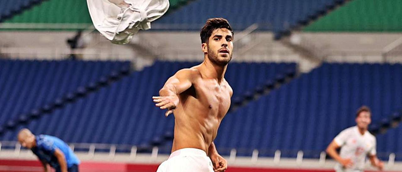 Asensio lanza la camiseta tras marcar ante Japón. | EFE