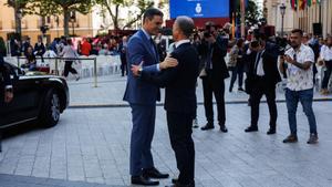 Archivo - El presidente del Gobierno, Pedro Sánchez (i), y el presidente del Senado, Ander Gil (d), se saludan a su llegada a la celebración del LXXII Aniversario de la Declaración Schuman con motivo del Día de Europa, en el Senado, a 9 de mayo de 2022, e