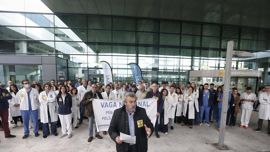 VÍDEO | Los médicos empiezan su huelga con concentraciones en los hospitales de Baleares