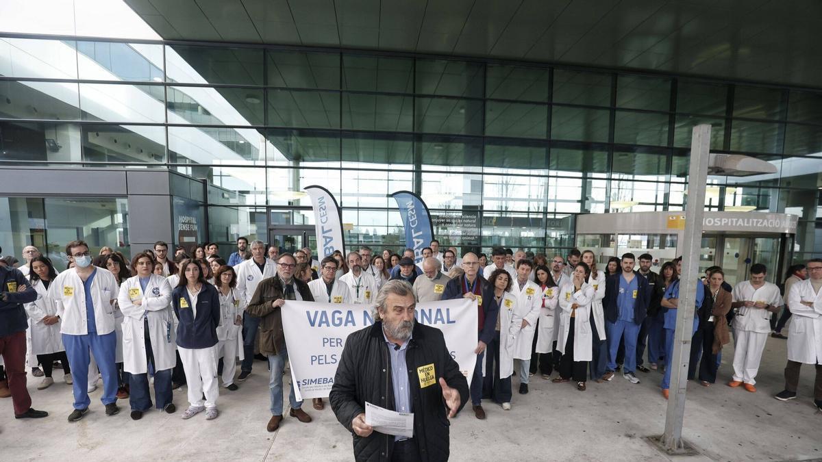 Un centenar de médicos se concentra a las puertas de Son Espases en contra del estatuto marco.