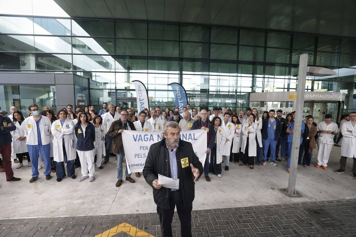 Concentración de médicos en Son Espases para protestar contra el estatuto marco del Ministerio de Sanidad.