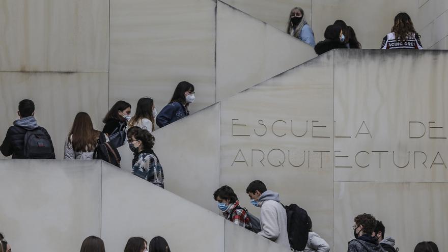 Varios estudiantes acuden a clases en una facultad de la Universidad Politécnica de Valencia (UPV).