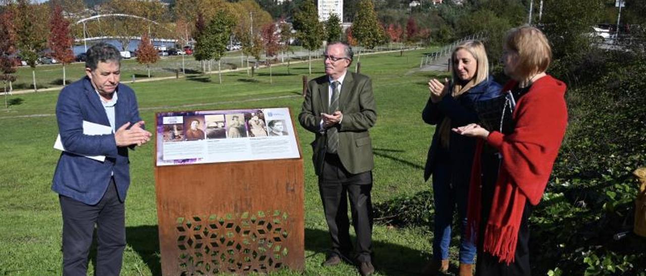 El alcalde y descendientes de las mujeres descubren el panel.   | // R.V.