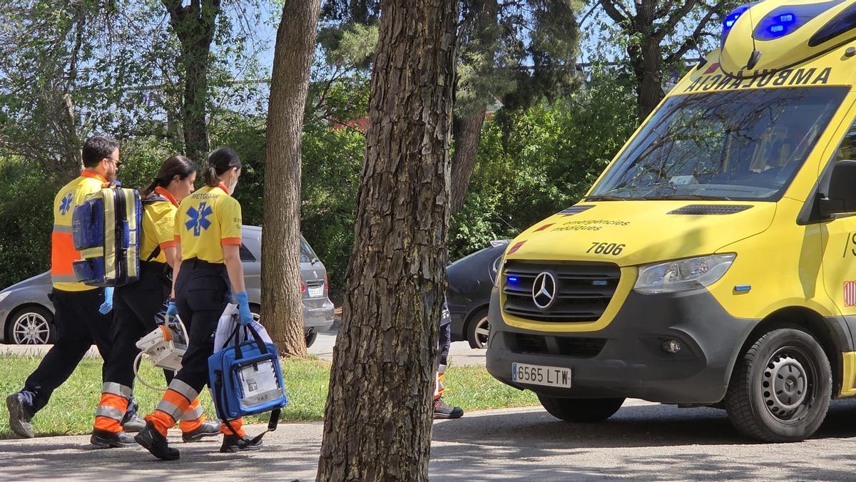 Trabajadores del SEM llevando botellas de oxígeno este lunes a casa de pacientes.