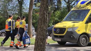 Trabajadores del SEM llevando botellas de oxígeno este lunes a casa de pacientes.