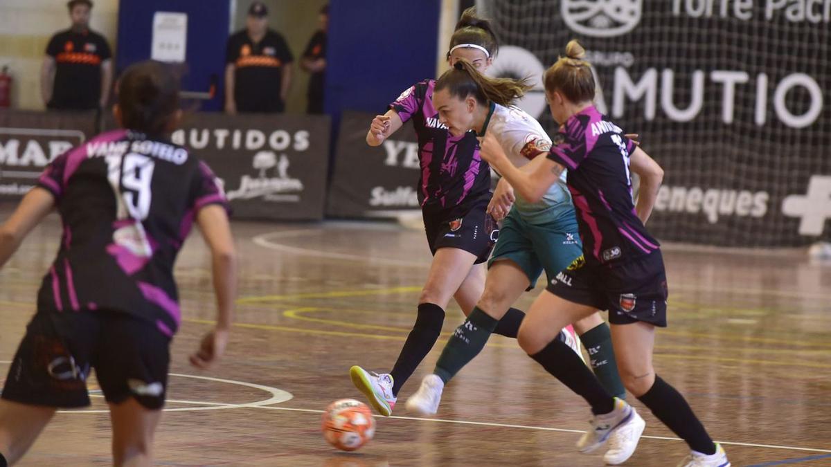 Mayte Mateo intenta avanzar entre dos jugadoras del Navalcarnero. | IVÁN URQUÍZAR