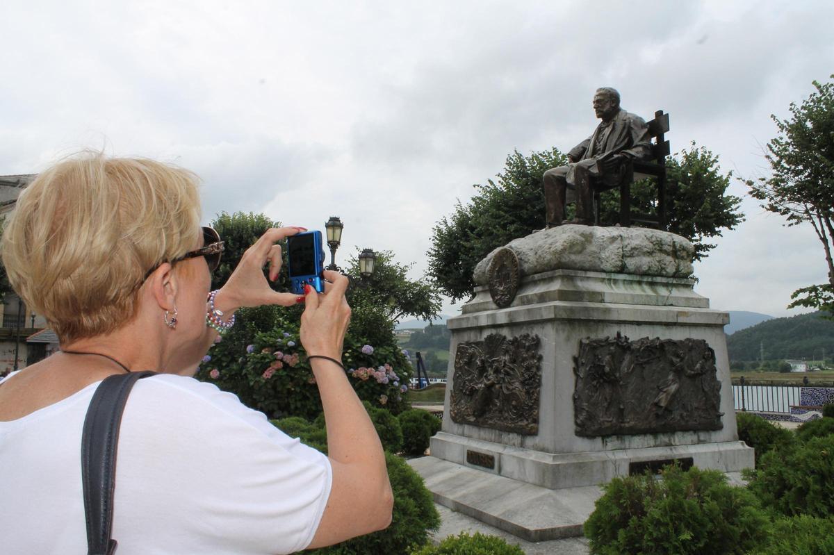 Vista del parque Ramón de Campoamor de Navia.