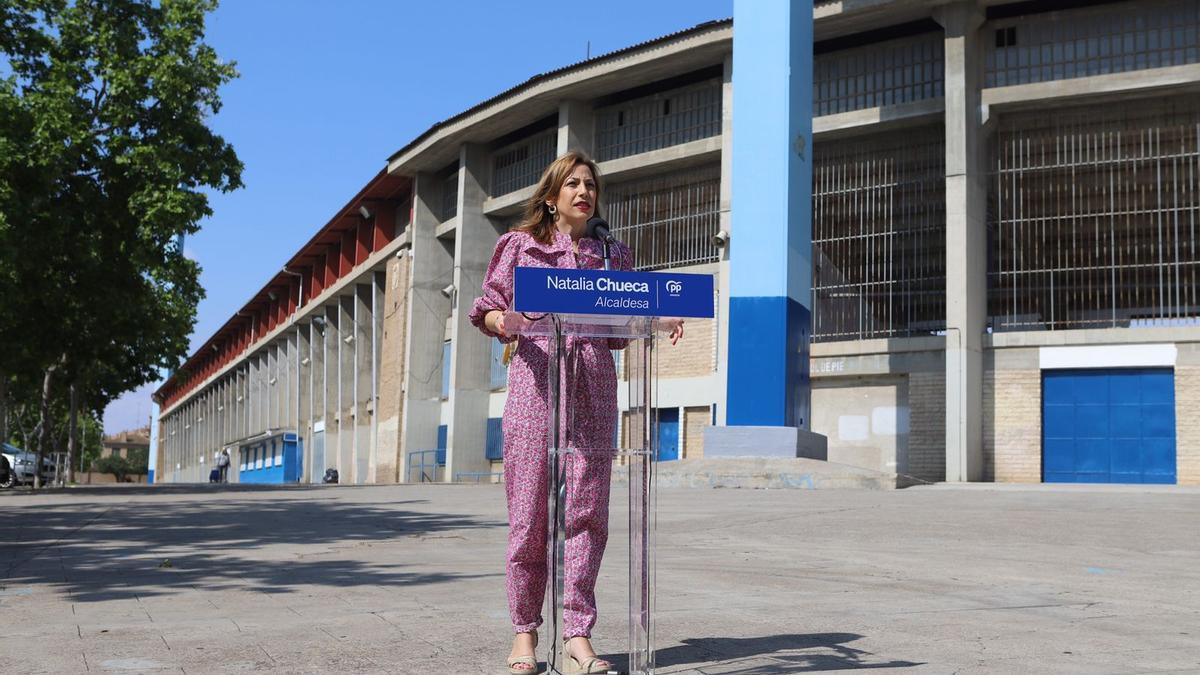 Chueca, este jueves en las afueras del estadio de La Romareda.