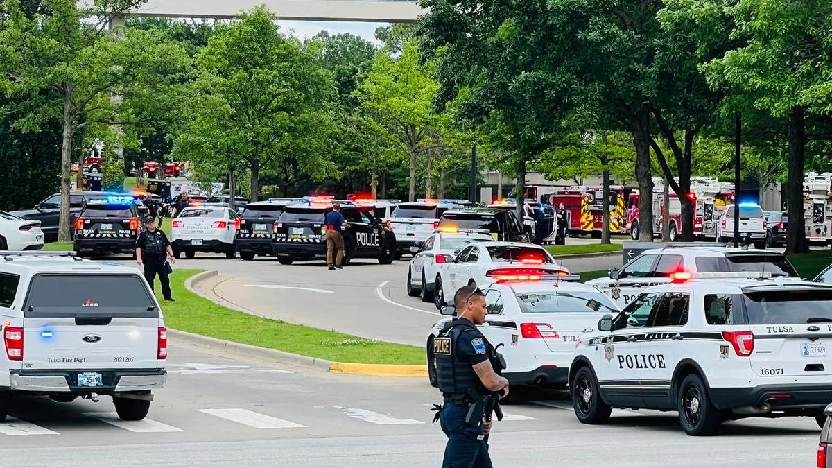 Múltiples vehículos de policía en el lugar del tiroteo en Tulsa.