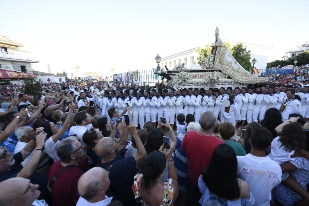 La Virgen del Carmen, procesionando por La Carihuela en Torremolinos, antes de hacerse a la mar.