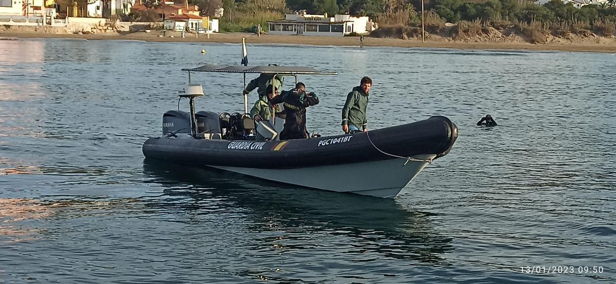 Submarinistas buscando los restos de la mujer mutilada en Marbella.