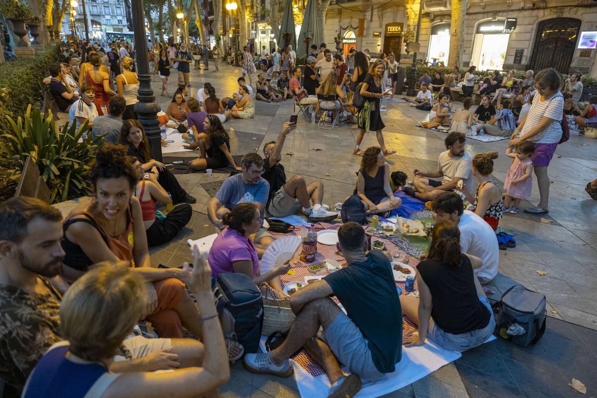 Los palmesanos recuperan el Born: "Hoy el paseo es nuestro" Los palmesanos recuperan el Born: "Hoy el paseo es nuestro"